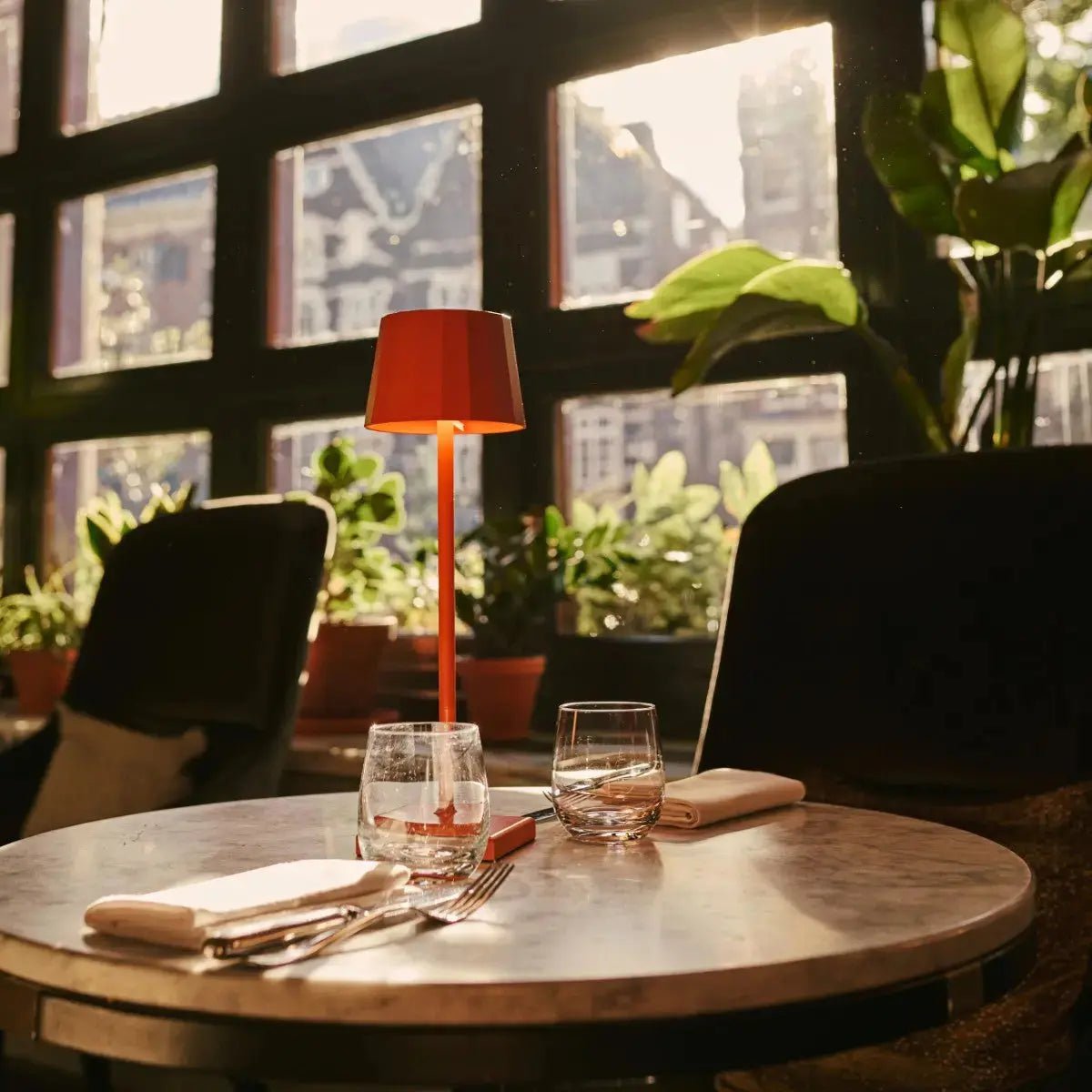 Combi Set Professional | 4 x Wouter Blossom Orange Rechargeable Table Lamps & 1 x Amstel Charging Station