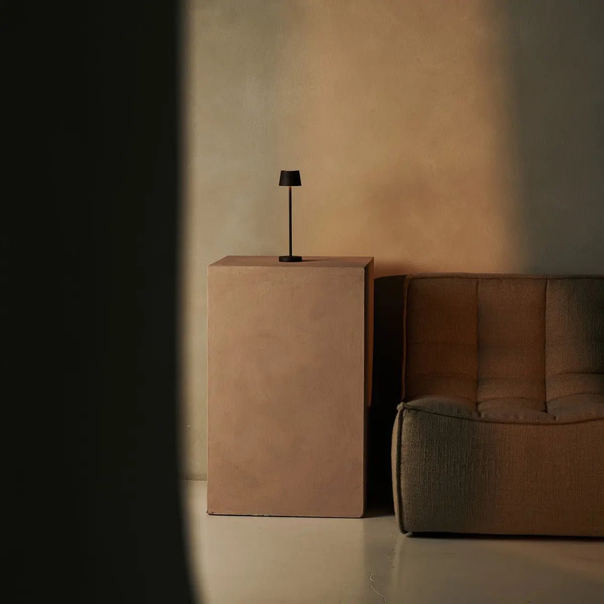 Combi Set Professional | 4 x Vondel Mini Mocha Brown Rechargeable Table Lamps & 1 x Amstel Charging Station