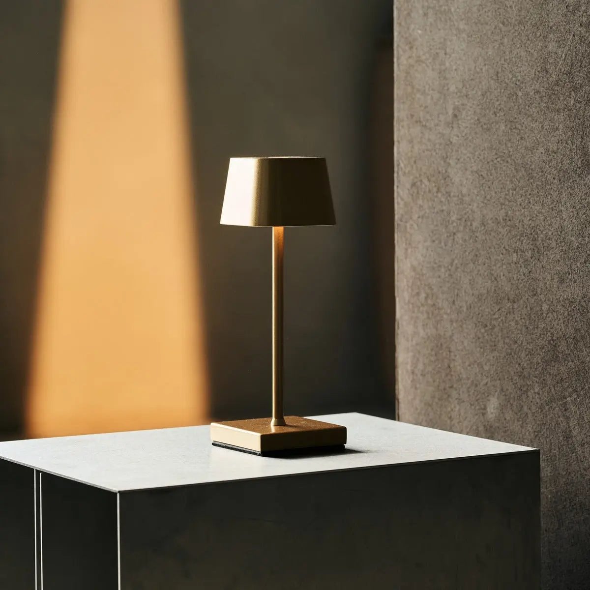 Combi Set Professional | 4 x Sarphati Mini Gold Rechargeable Table Lamps & 1 x Amstel Charging Station