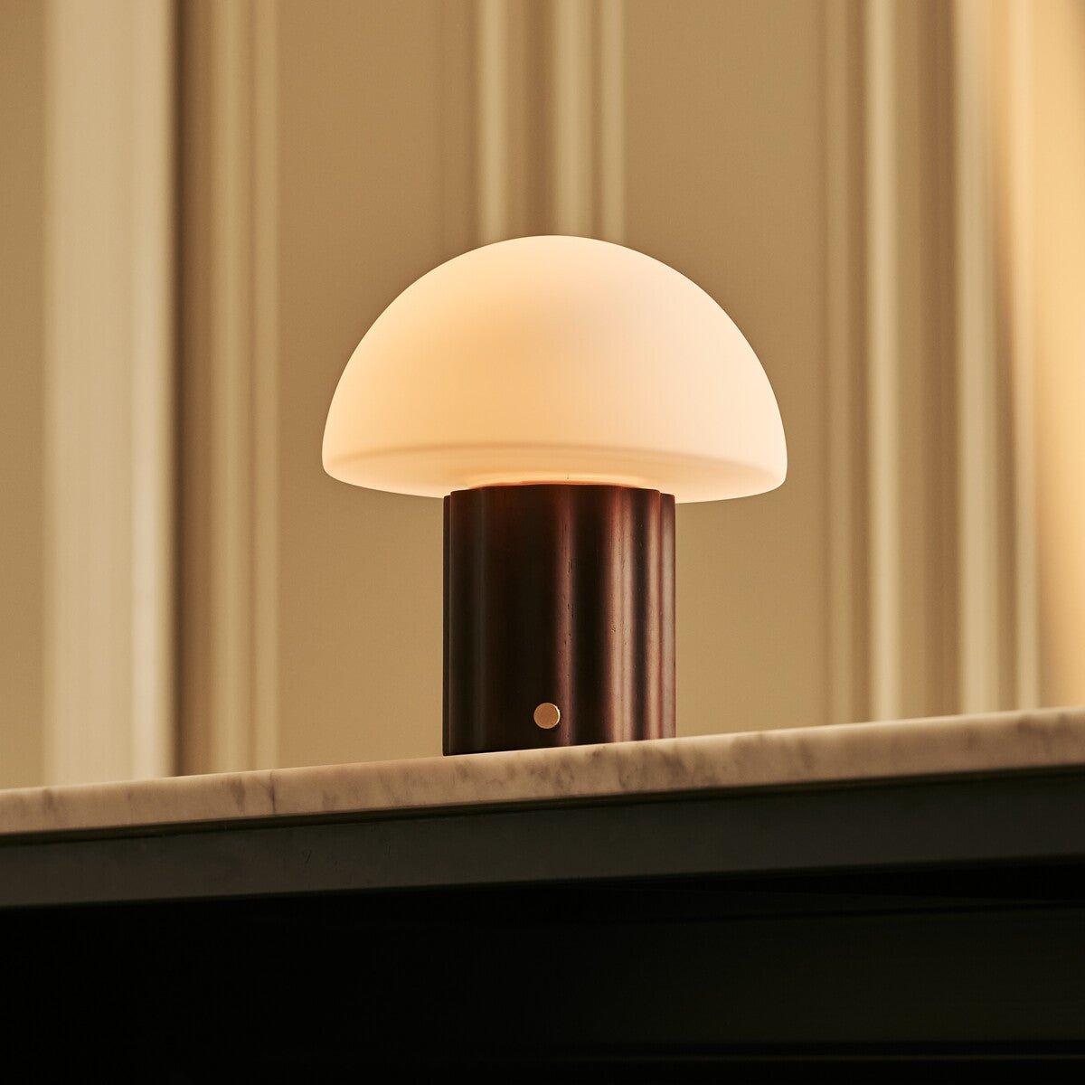 Lámpara de mesa recargable Timo marrón oscuro | Regulable, pantalla modular y 3 colores de luz