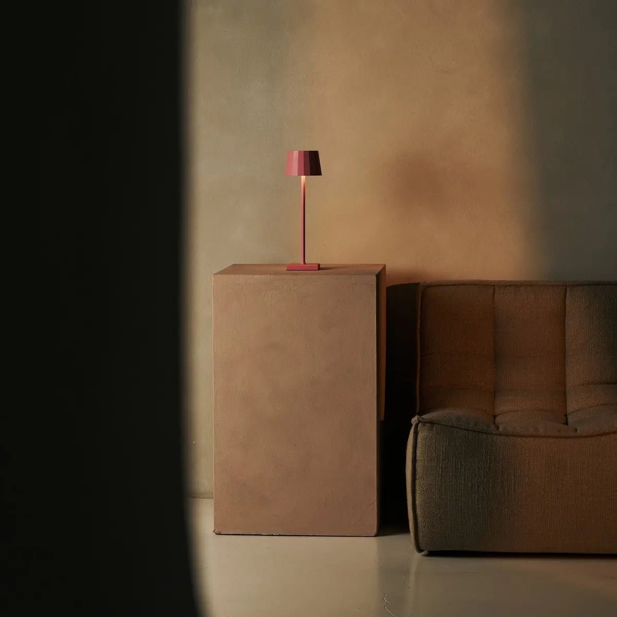 Combi Set Professional | 8 x Wouter Flamingo Pink Rechargeable Table Lamps & 1 x Central Station Charging Station