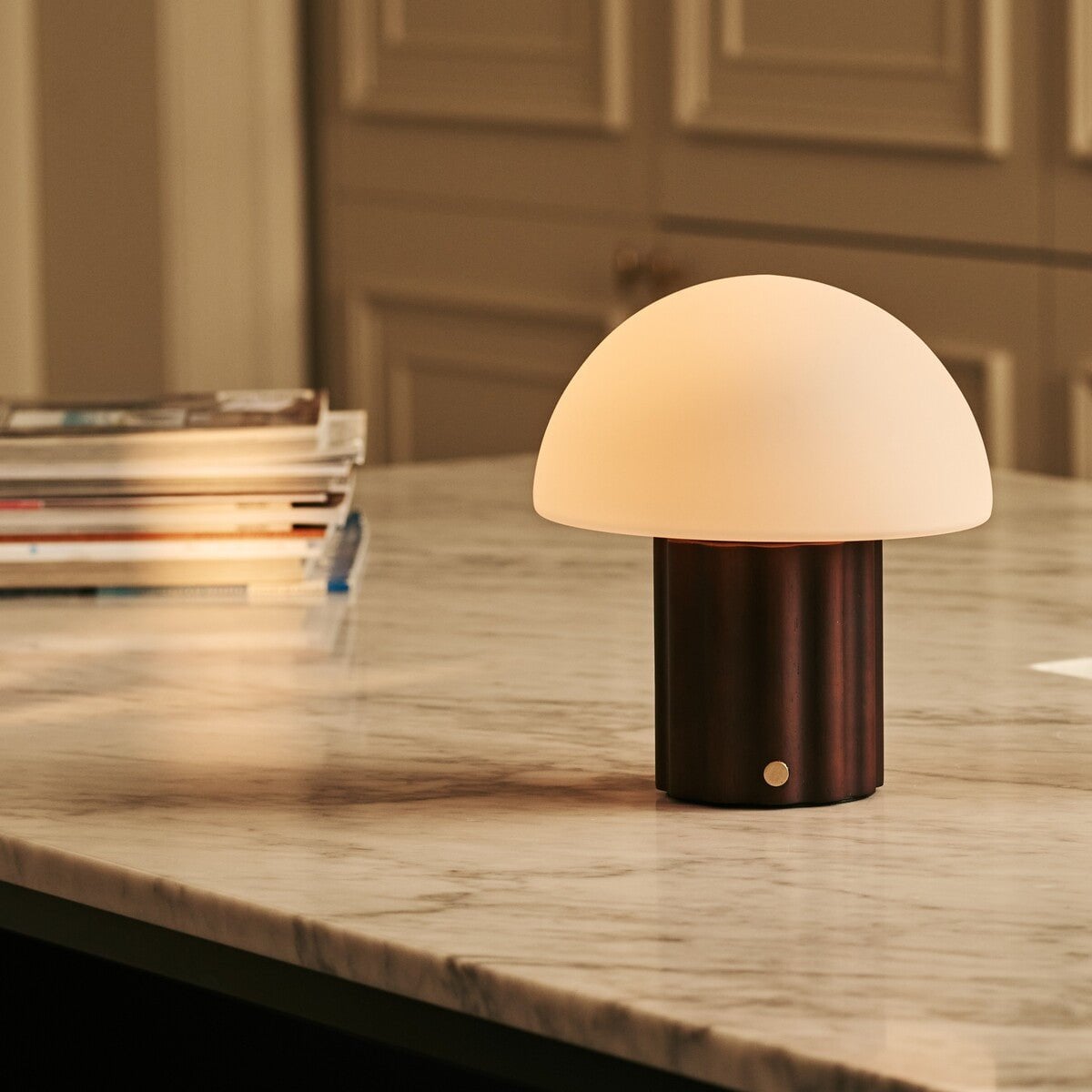 Lámpara de mesa recargable Timo marrón oscuro | Regulable, pantalla modular y 3 colores de luz