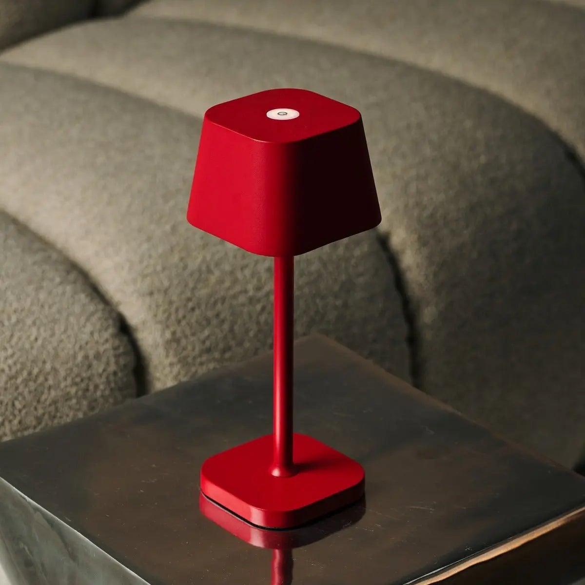 Lámpara de Mesa Recargable Ava Berry Red | Elegante, Inalámbrica y Regulable