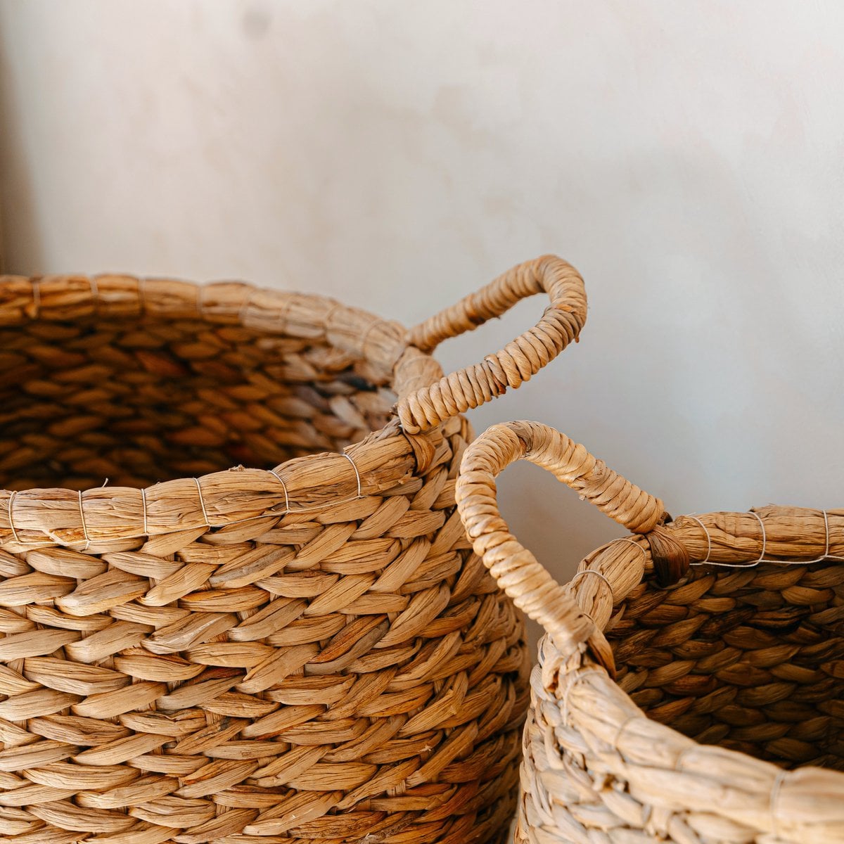 Round Woven Laundry Basket – Bulbous Boho Hamper – Natural Plant Basket – Large Water Hyacinth Storage Basket (2 sizes) CITRA