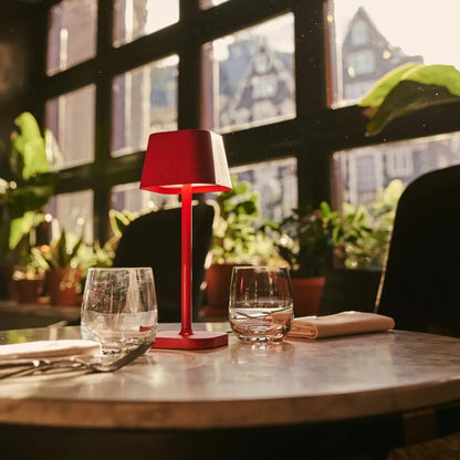 Lámpara de Mesa Recargable Ava Berry Red | Elegante, Inalámbrica y Regulable