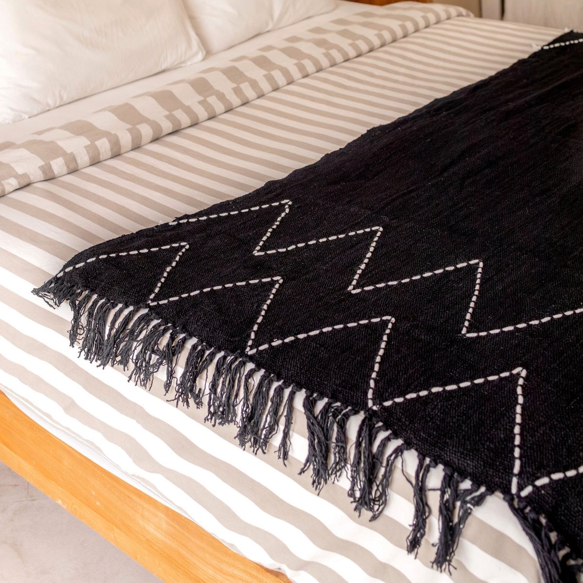 Black Throw Handwoven – Boho Bedspread – Fringes and Zigzag Pattern Plaid – Cosy Sofa Blanket – Cotton Throw 140x200 cm LINGGAH