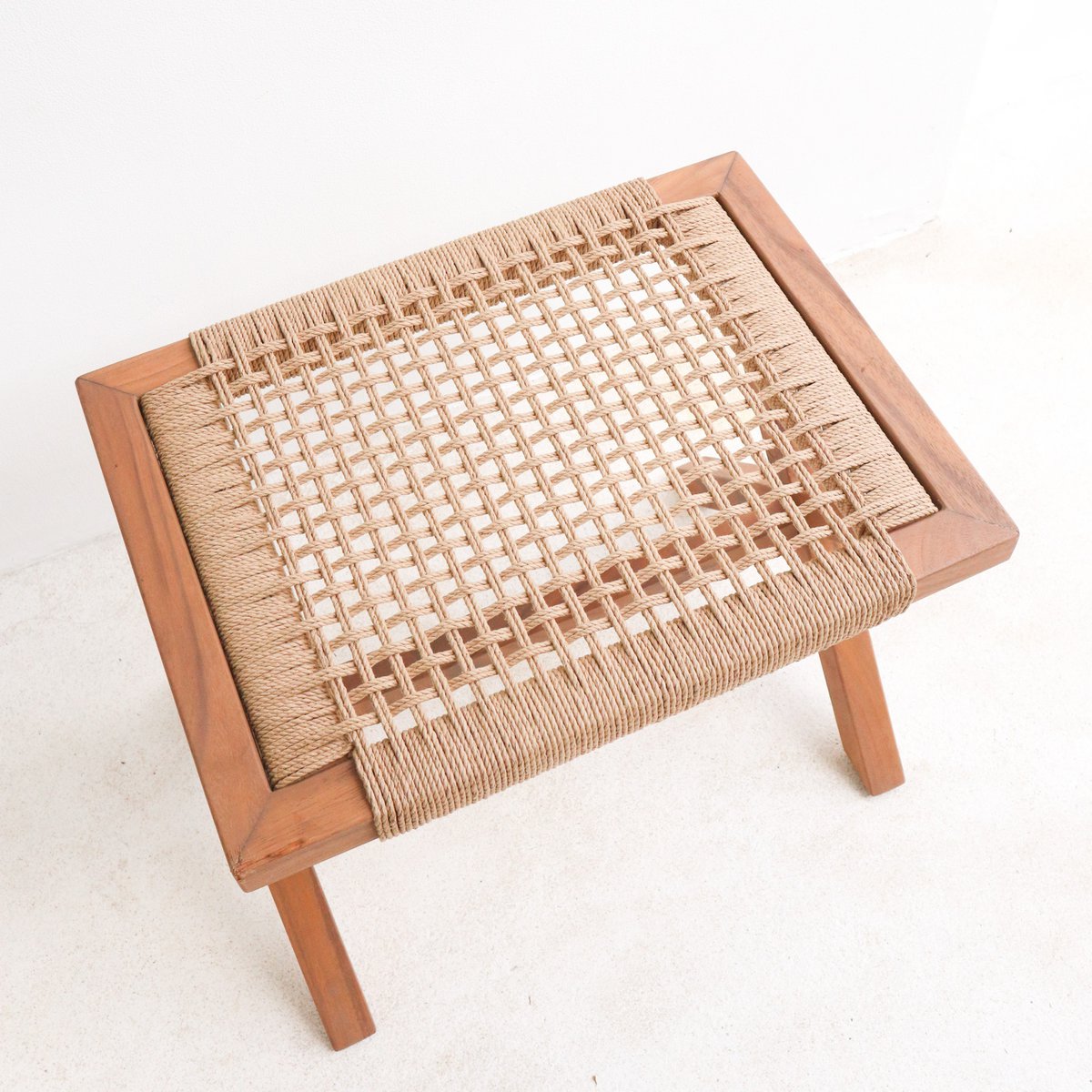 Tabouret en bois INDRA (beige) en Trembesi avec assise en papier recyclé tressé