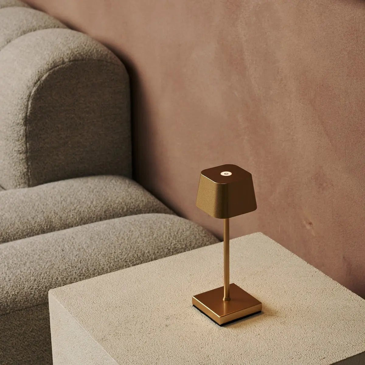 Sarphati Mini Gold Cordless Table Lamp | Rechargeable via Charging Station & 3 Light Modes