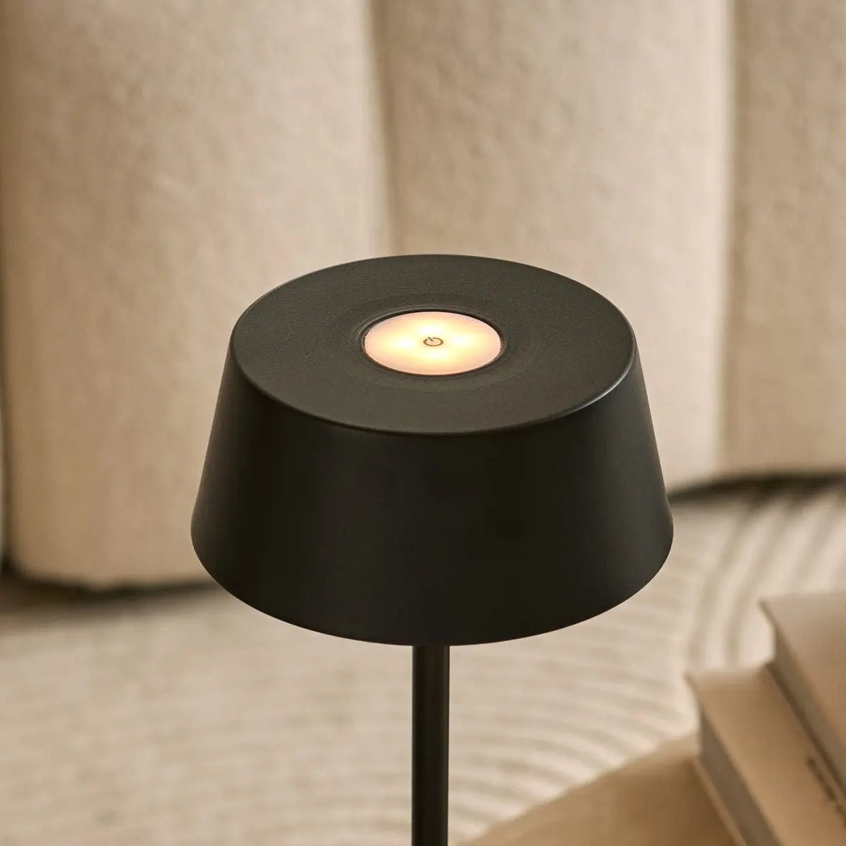 Hugo Midnight Black Wiederaufladbare Tischleuchte | Dimmbar, stilvoll & kabellos