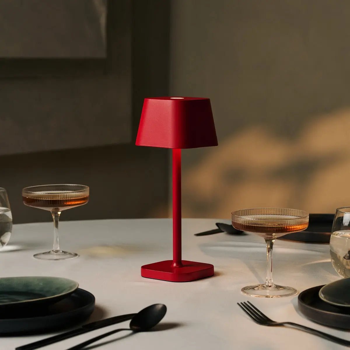 Lámpara de Mesa Recargable Ava Berry Red | Elegante, Inalámbrica y Regulable