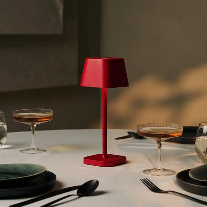 Lámpara de Mesa Recargable Ava Berry Red | Elegante, Inalámbrica y Regulable