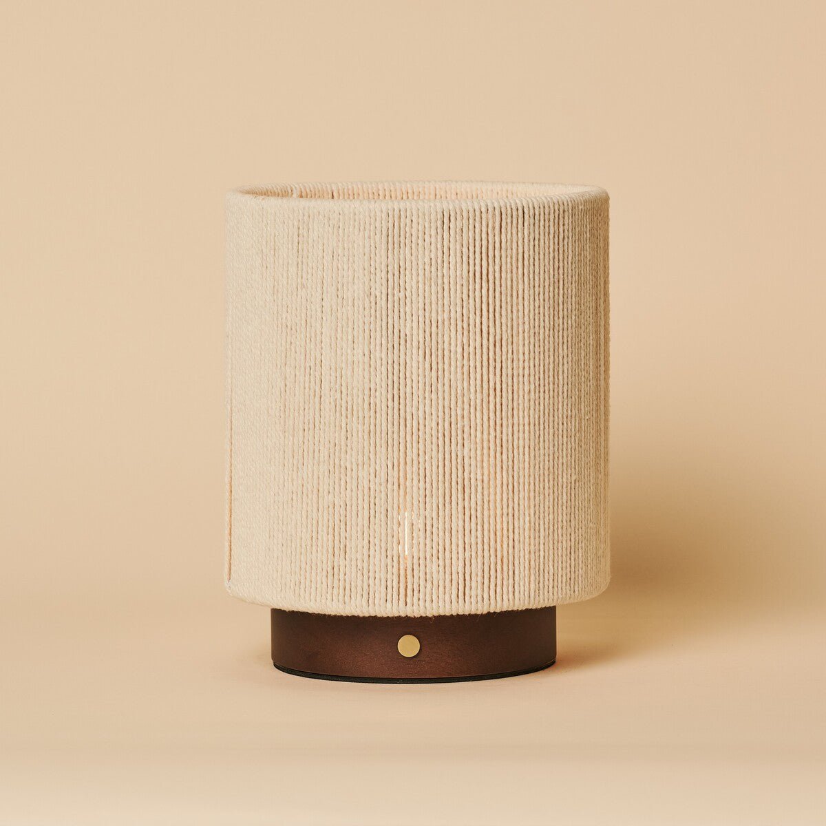 Lámpara recargable de madera marrón oscuro Ivo | Moderna, versátil y 3 modos de luz