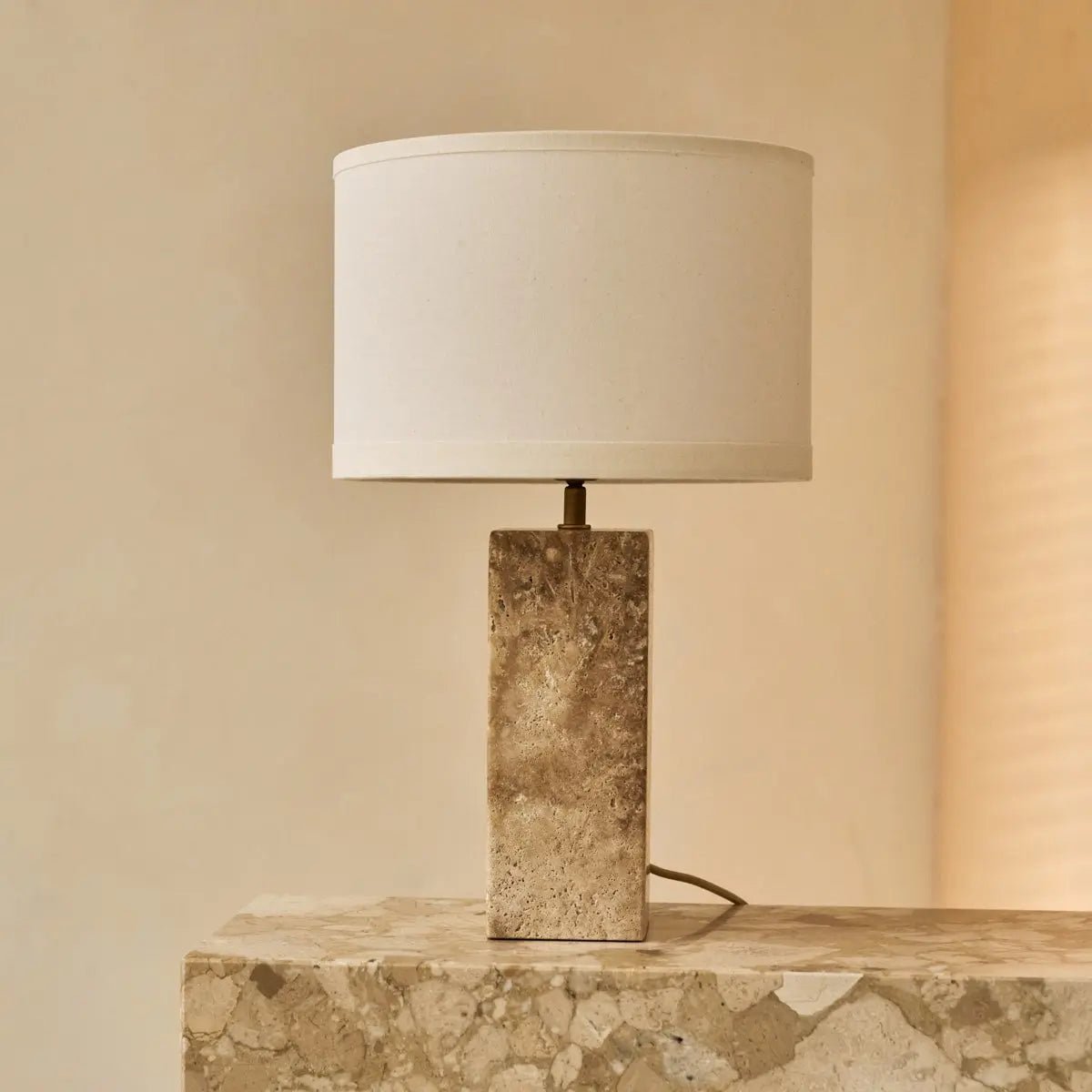 Rosie Travertinlampe | Baumwollschirm & Elegantes Design