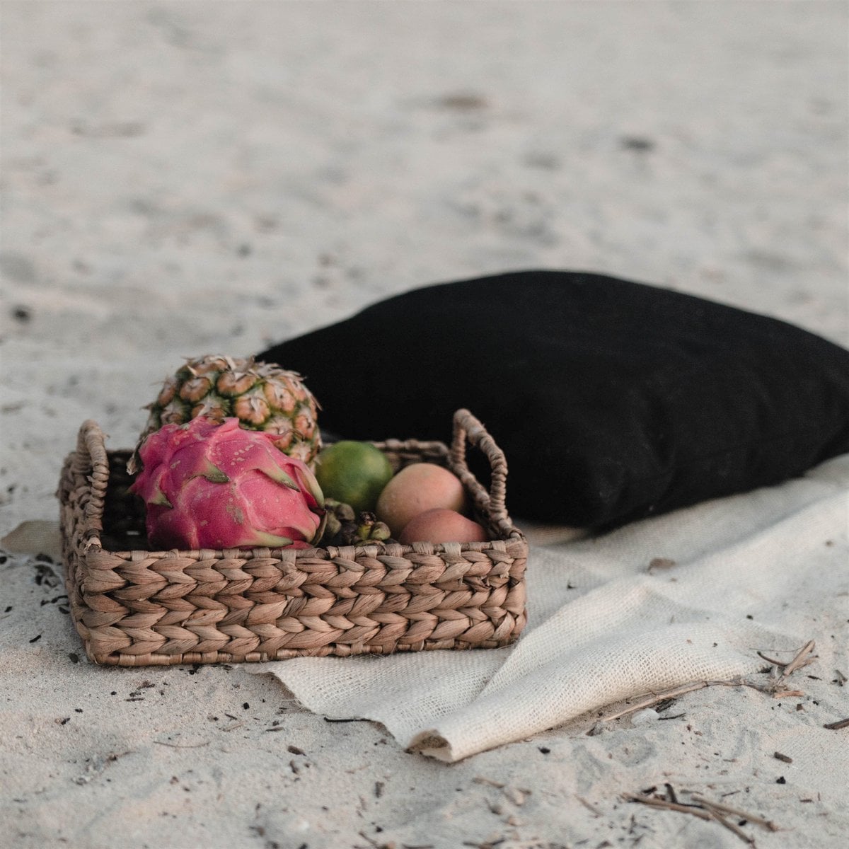 Water Hyacinth Tray BESAKIH – Handwoven Serving Tray, 3 Sizes