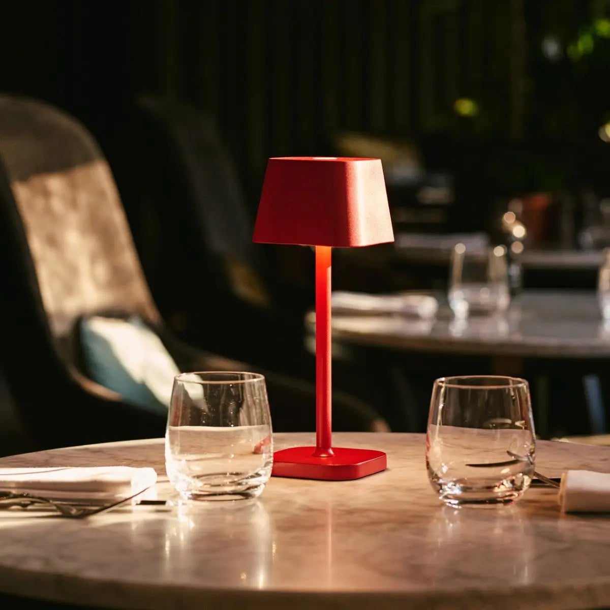 Lámpara de Mesa Recargable Ava Berry Red | Elegante, Inalámbrica y Regulable