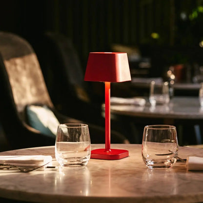 Lámpara de Mesa Recargable Ava Berry Red | Elegante, Inalámbrica y Regulable