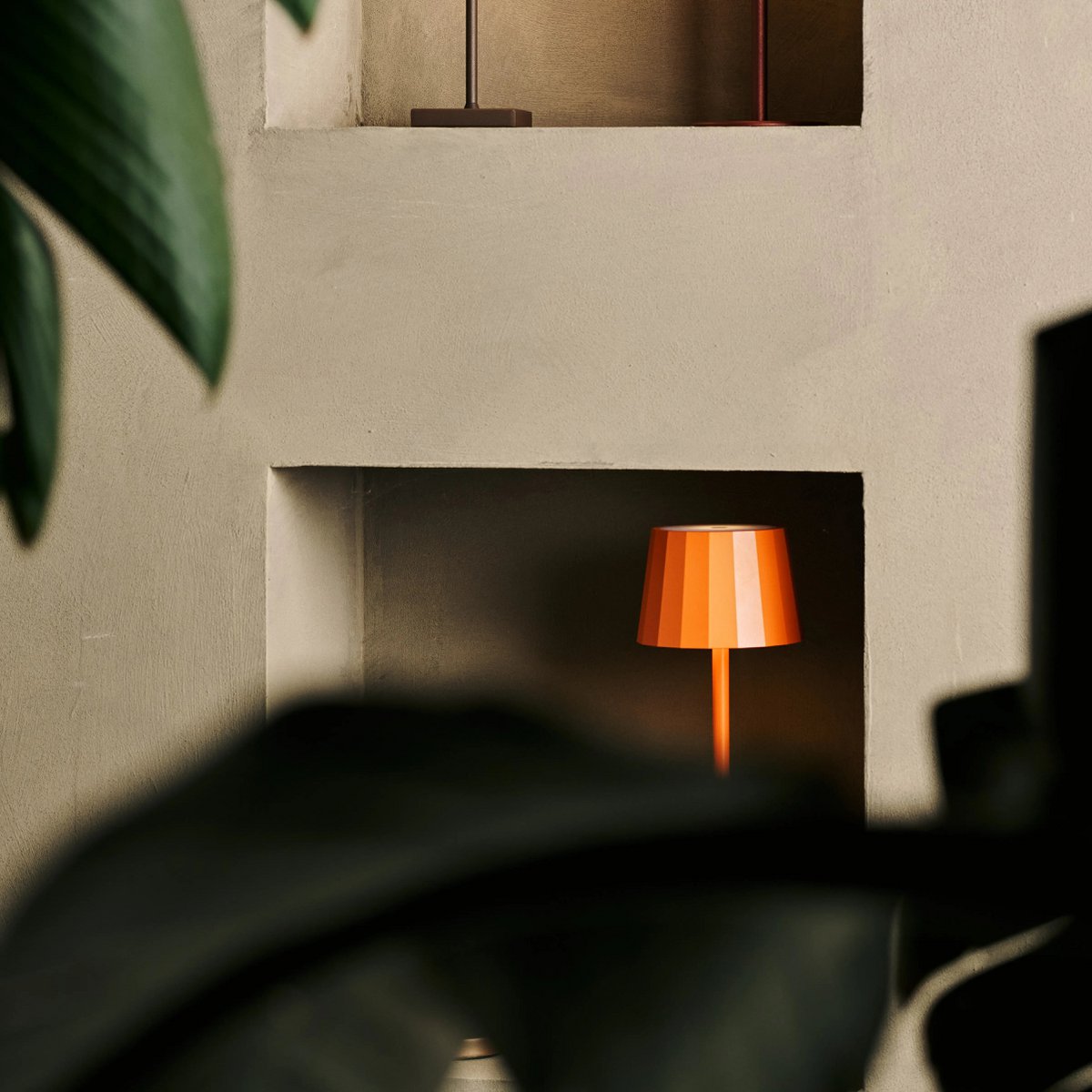 Combi Set Professional | 8 x Wouter Blossom Orange Rechargeable Table Lamps & 1 x Central Station Charging Station