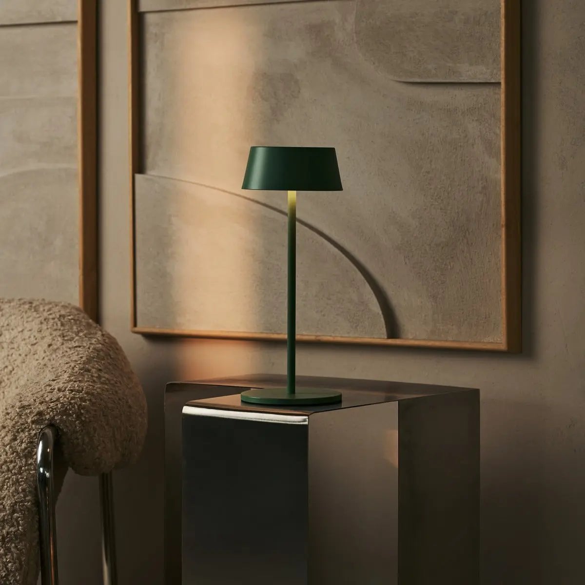 Lampe de table rechargeable Hugo vert sauge | Élégante, Dimmable & Sans fil