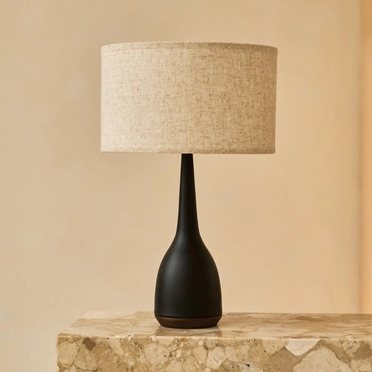 Jacob Black Lamp | Beige Linnenmix Shade & Elegant Lighting
