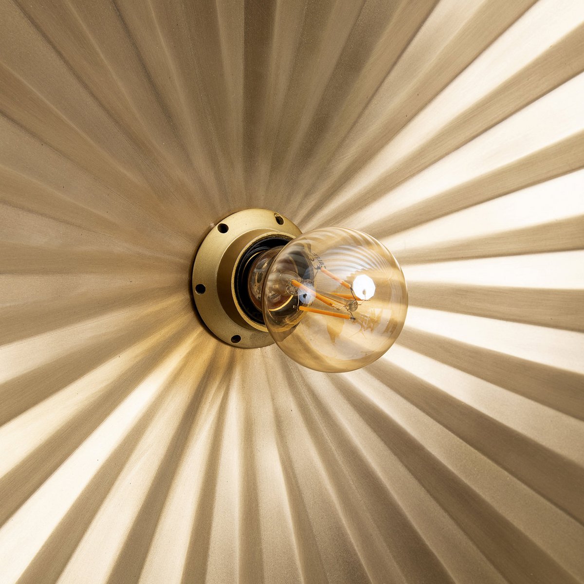 Brass Wall Lamp - The Tsijn Tsjin - Modern Accent Lighting
