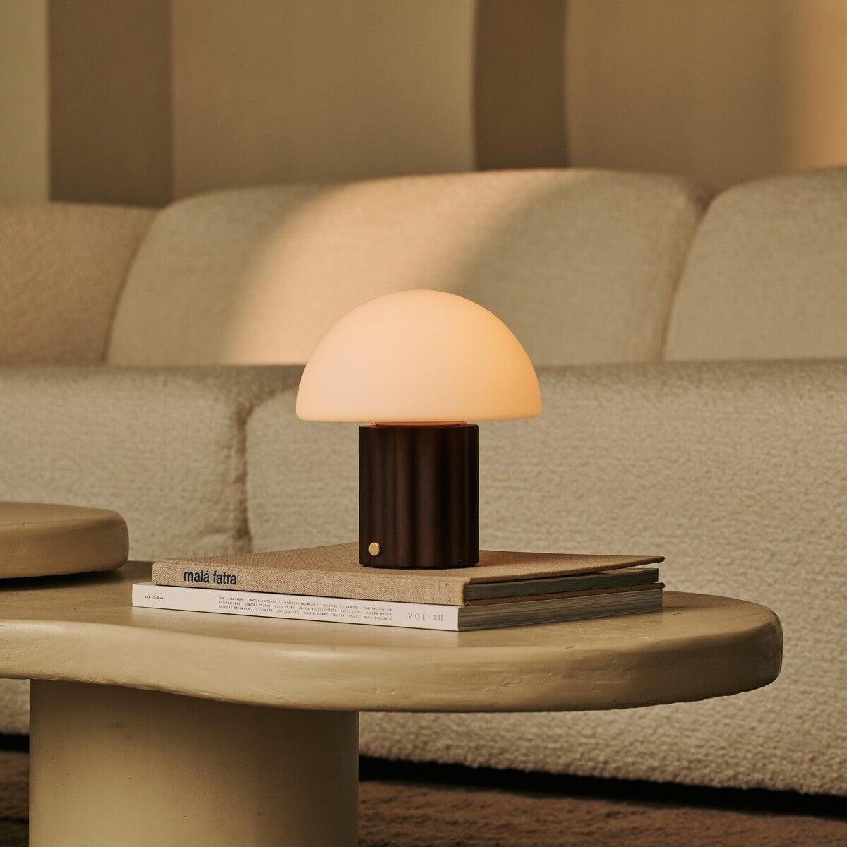 Lámpara de mesa recargable Timo marrón oscuro | Regulable, pantalla modular y 3 colores de luz