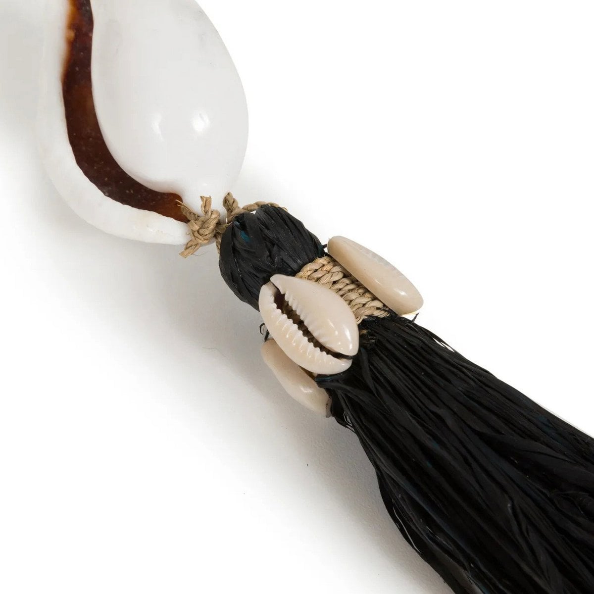 Raffia Keychain with Seashell – Coastal Black and Natural Accent