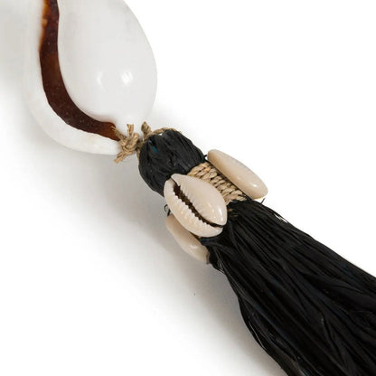 Raffia Keychain with Seashell – Coastal Black and Natural Accent