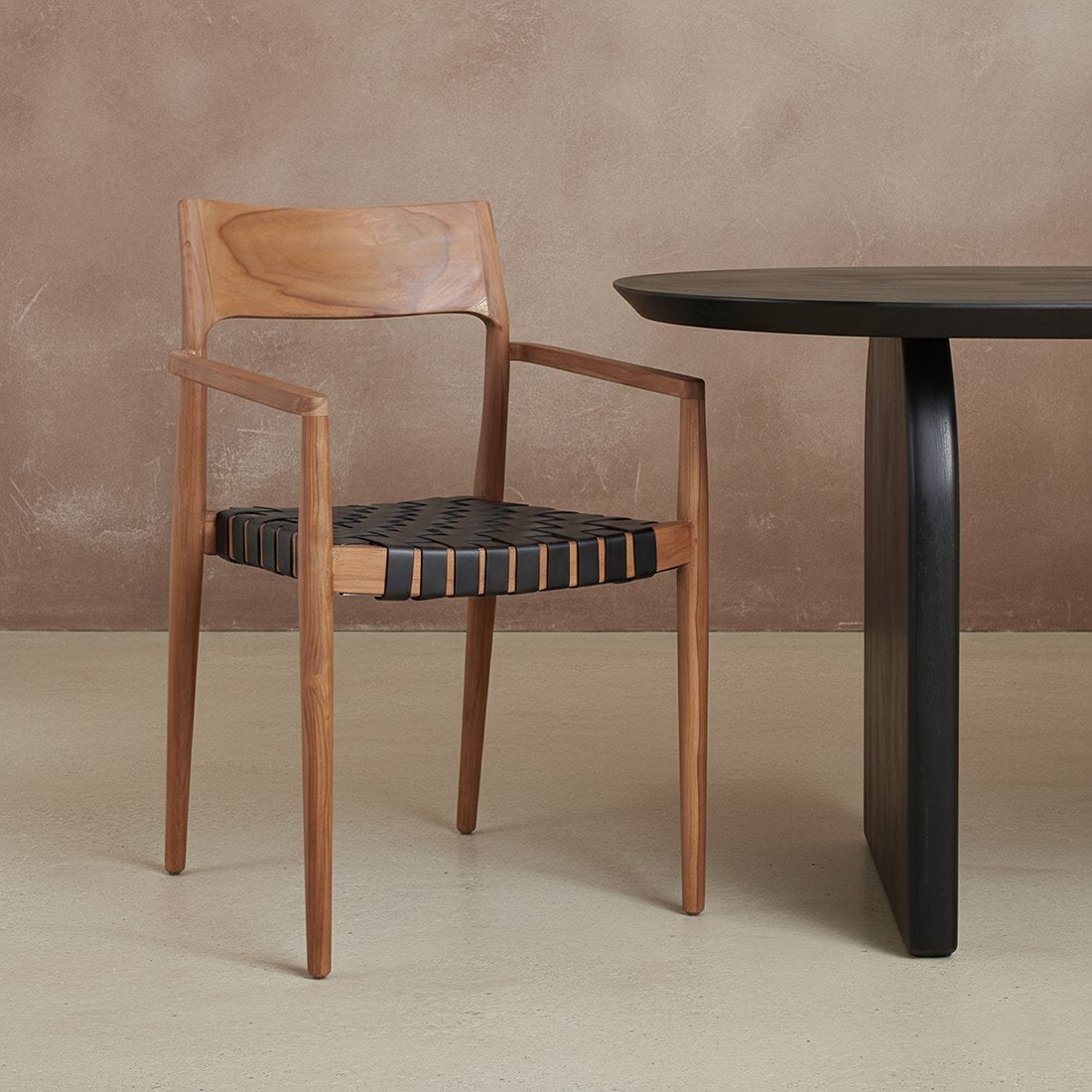 Freya dining room chair with armrest black