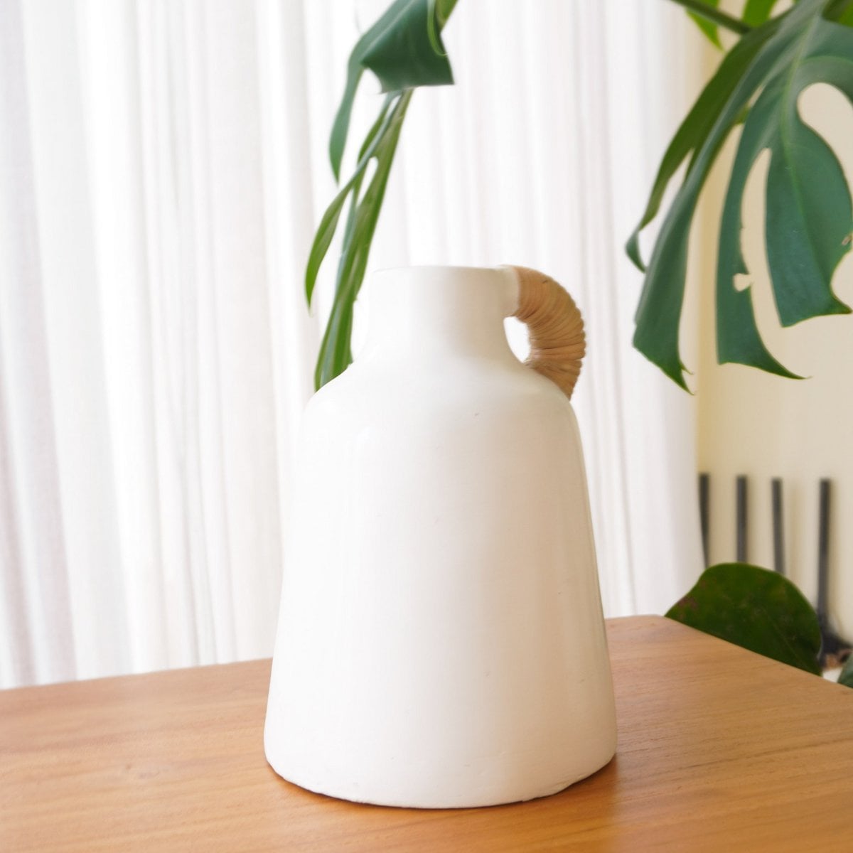 Vase Blanc Petit Vase Décoratif pour Fleurs Séchées ou Frais Main Moulé à la Main à partir d'Argile avec Poignée en Rattan SANA