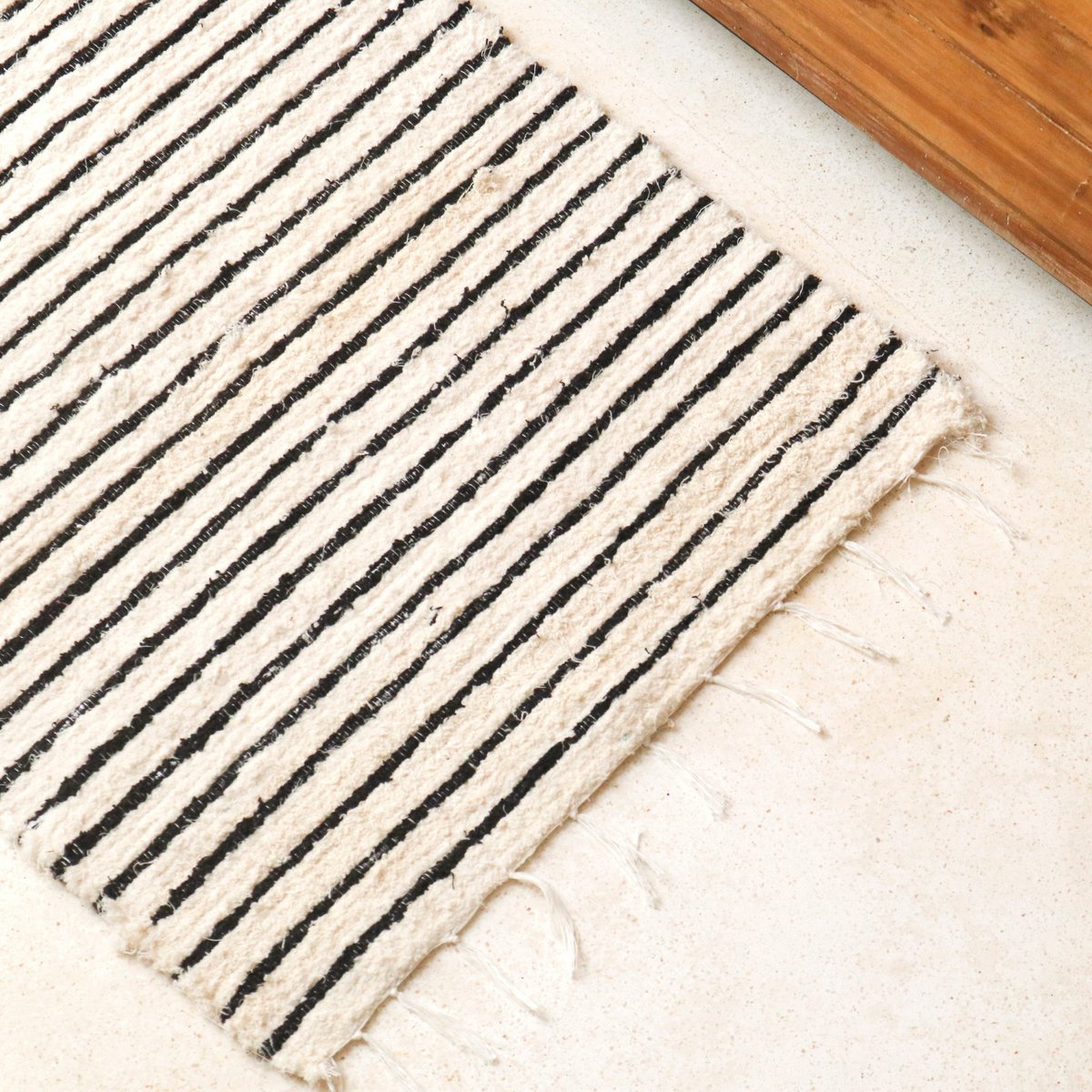 Alfombra pequeña de algodón – Alfombra alargada a rayas – Alfombra bohemia blanca y negra – Alfombrilla de cama suave – Alfombra rectangular tejida a mano 70x50 cm UNTUK