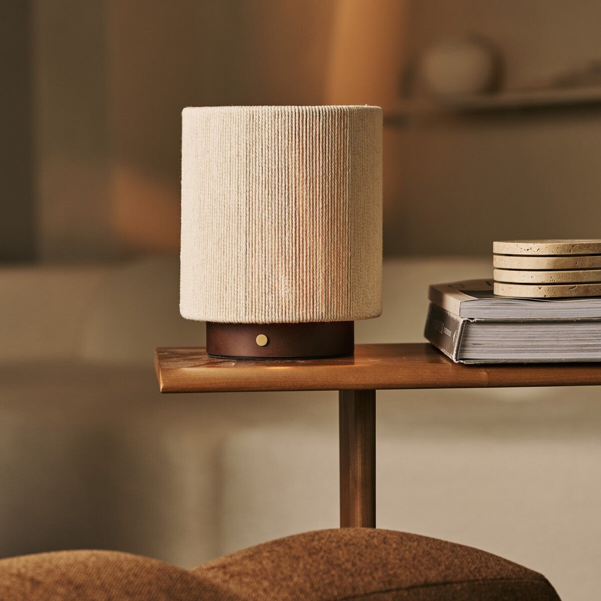 Lámpara recargable de madera marrón oscuro Ivo | Moderna, versátil y 3 modos de luz