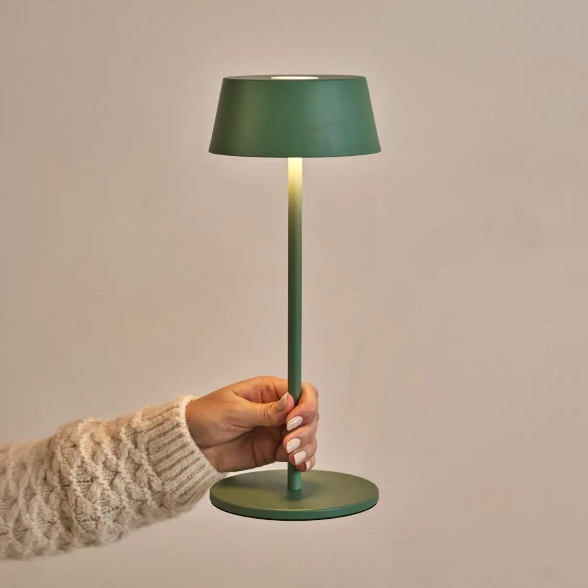 Lampe de table rechargeable Hugo vert sauge | Élégante, Dimmable & Sans fil