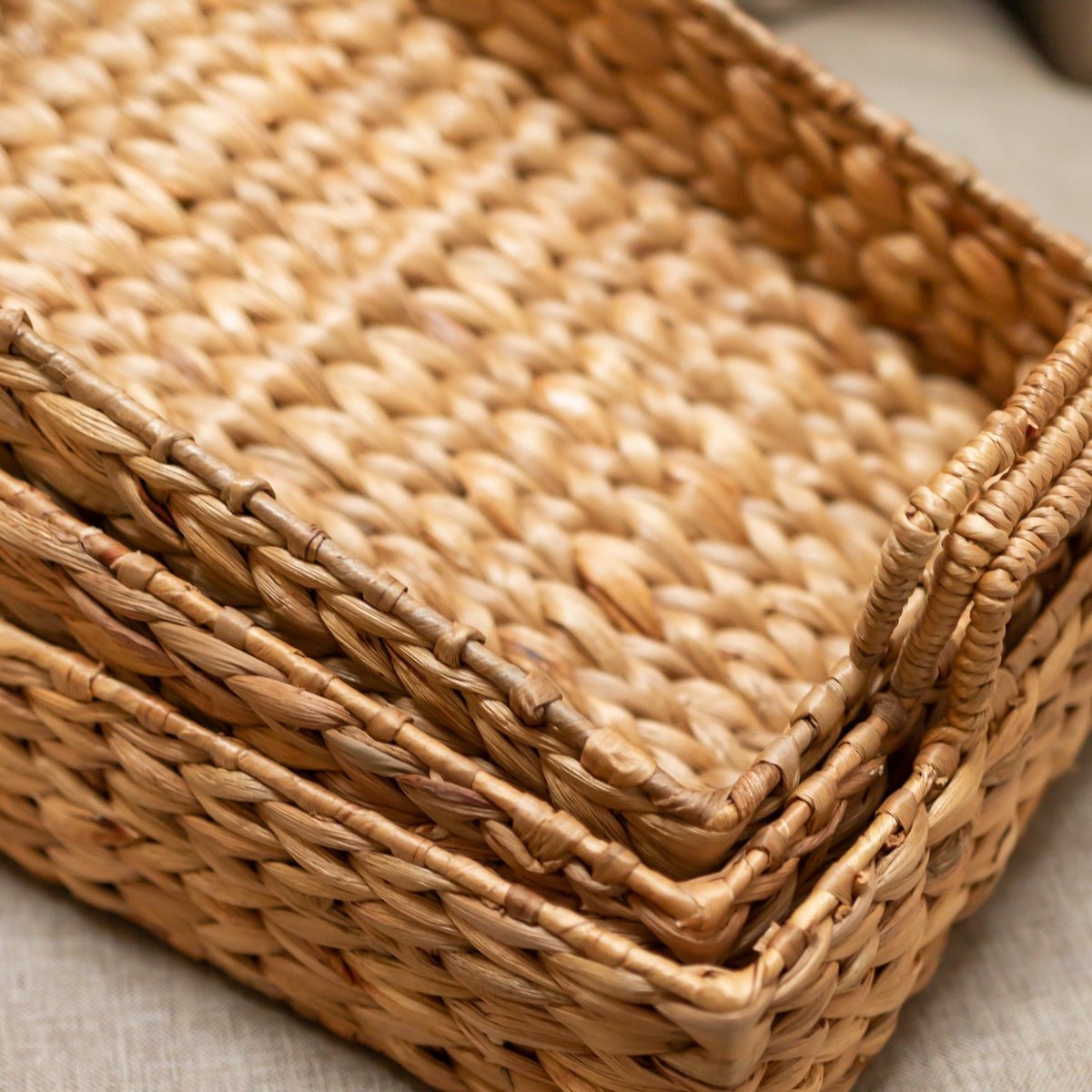 Water Hyacinth Tray BESAKIH – Handwoven Serving Tray, 3 Sizes