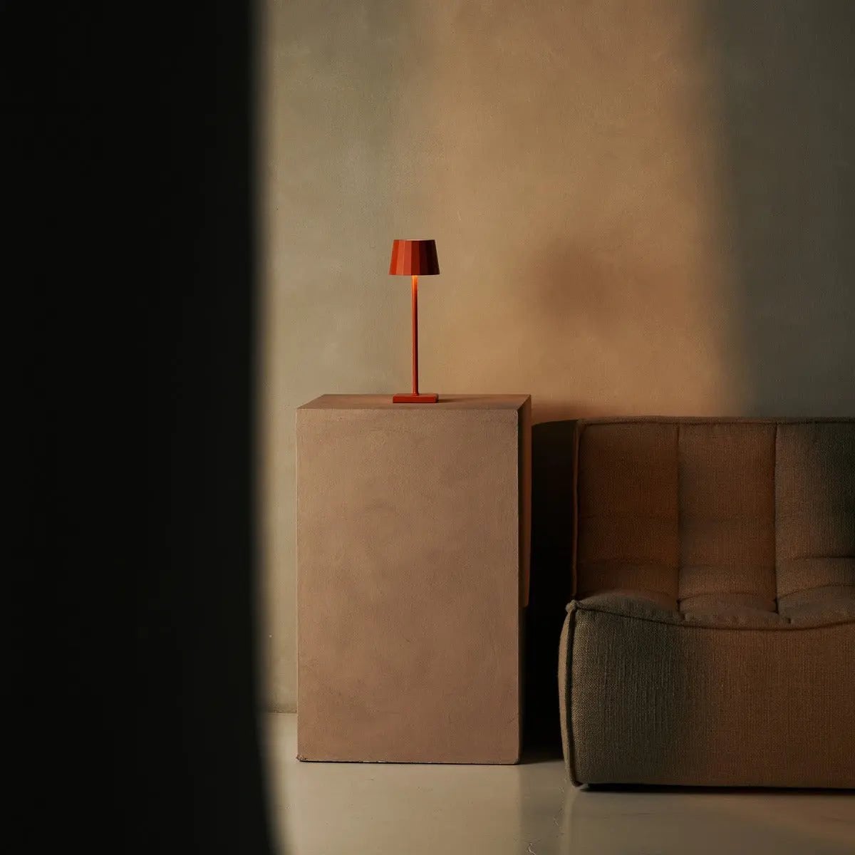 Combi Set Professional | 8 x Wouter Blossom Orange Rechargeable Table Lamps & 1 x Central Station Charging Station