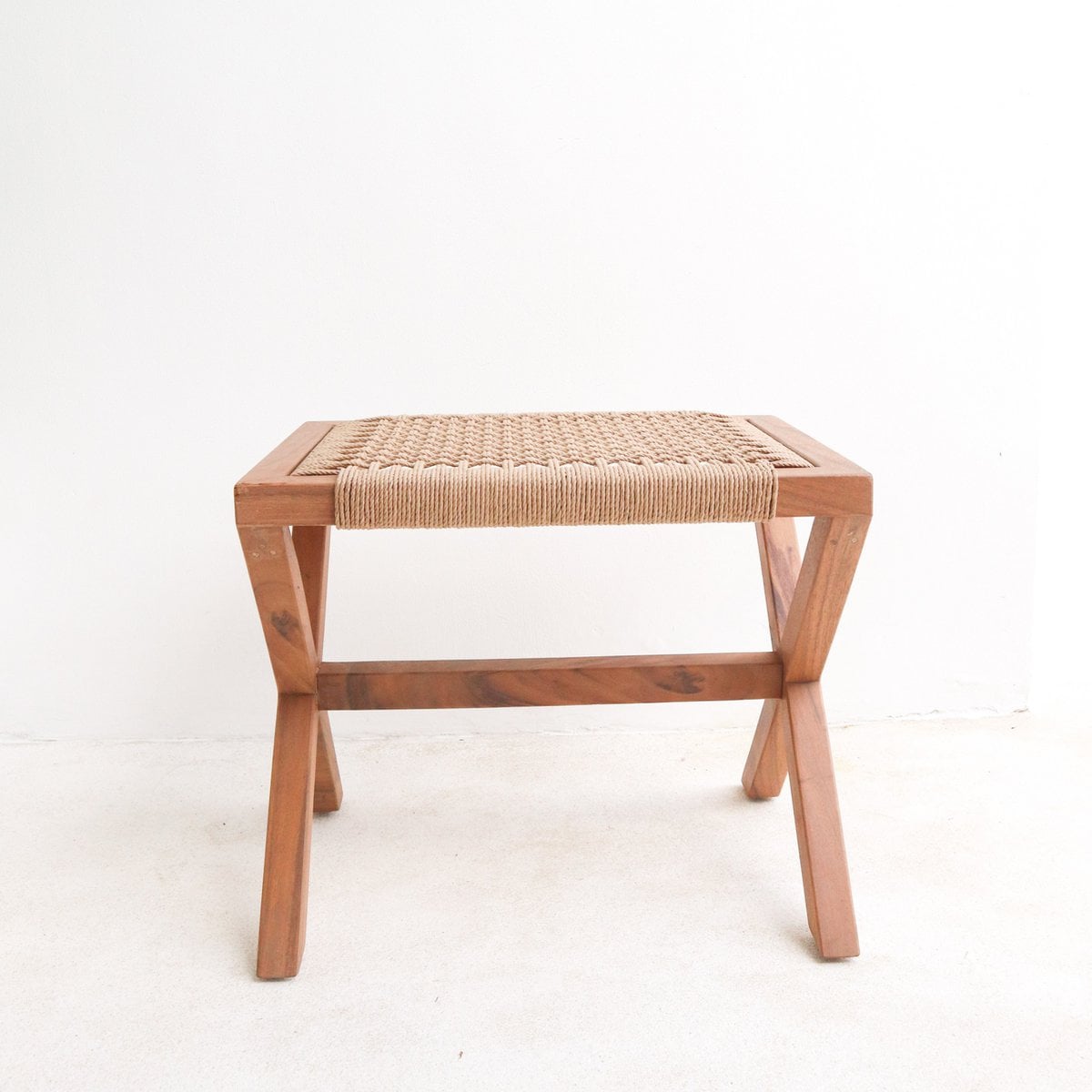 Tabouret en bois INDRA (beige) en Trembesi avec assise en papier recyclé tressé