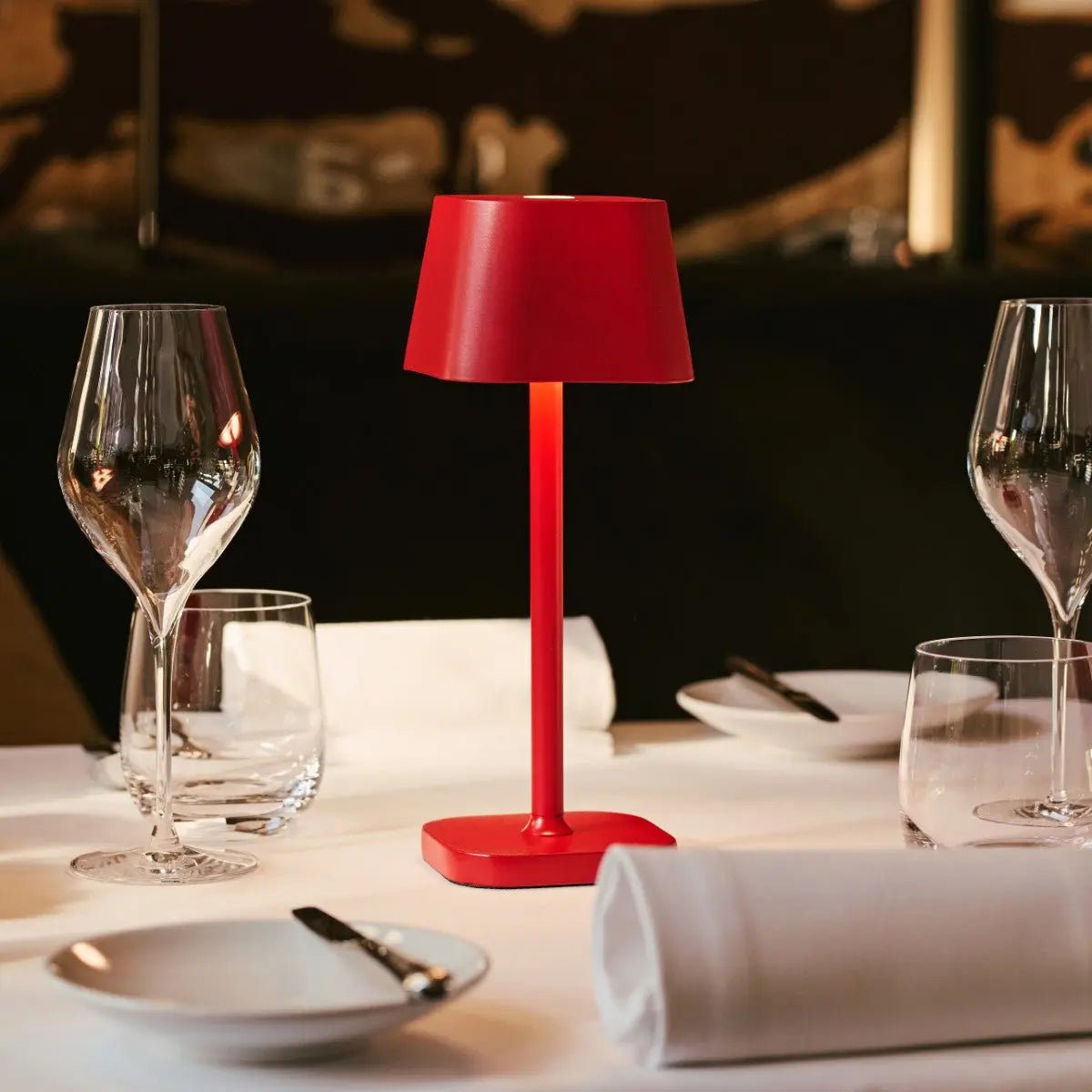 Lámpara de Mesa Recargable Ava Berry Red | Elegante, Inalámbrica y Regulable