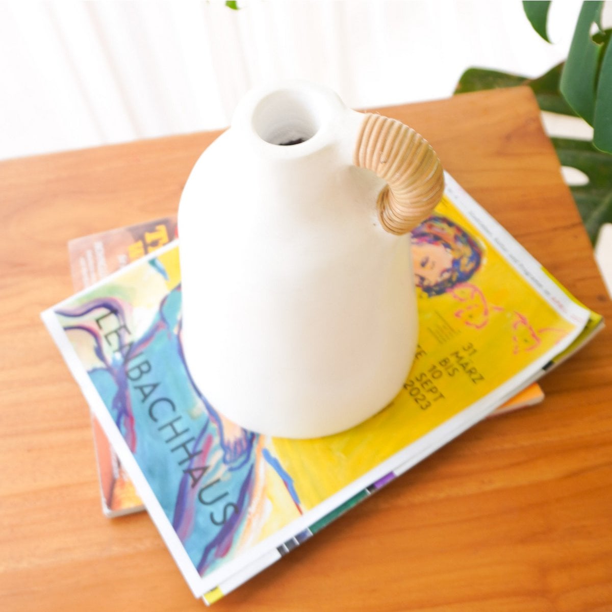 Vase Blanc Petit Vase Décoratif pour Fleurs Séchées ou Frais Main Moulé à la Main à partir d'Argile avec Poignée en Rattan SANA