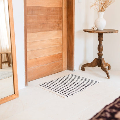 Alfombra pequeña de algodón – Alfombra alargada a rayas – Alfombra bohemia blanca y negra – Alfombrilla de cama suave – Alfombra rectangular tejida a mano 70x50 cm UNTUK