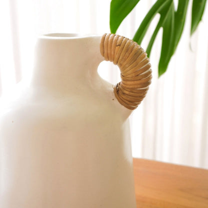 Vase Blanc Petit Vase Décoratif pour Fleurs Séchées ou Frais Main Moulé à la Main à partir d'Argile avec Poignée en Rattan SANA