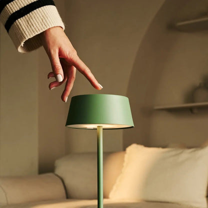 Lampe de table rechargeable Hugo vert sauge | Élégante, Dimmable & Sans fil