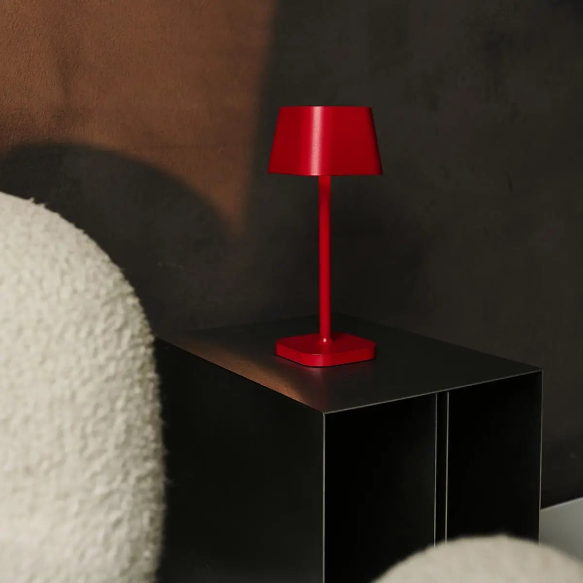 Lámpara de Mesa Recargable Ava Berry Red | Elegante, Inalámbrica y Regulable