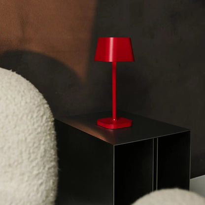 Lámpara de Mesa Recargable Ava Berry Red | Elegante, Inalámbrica y Regulable