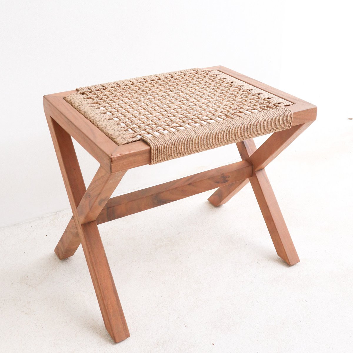 Tabouret en bois INDRA (beige) en Trembesi avec assise en papier recyclé tressé