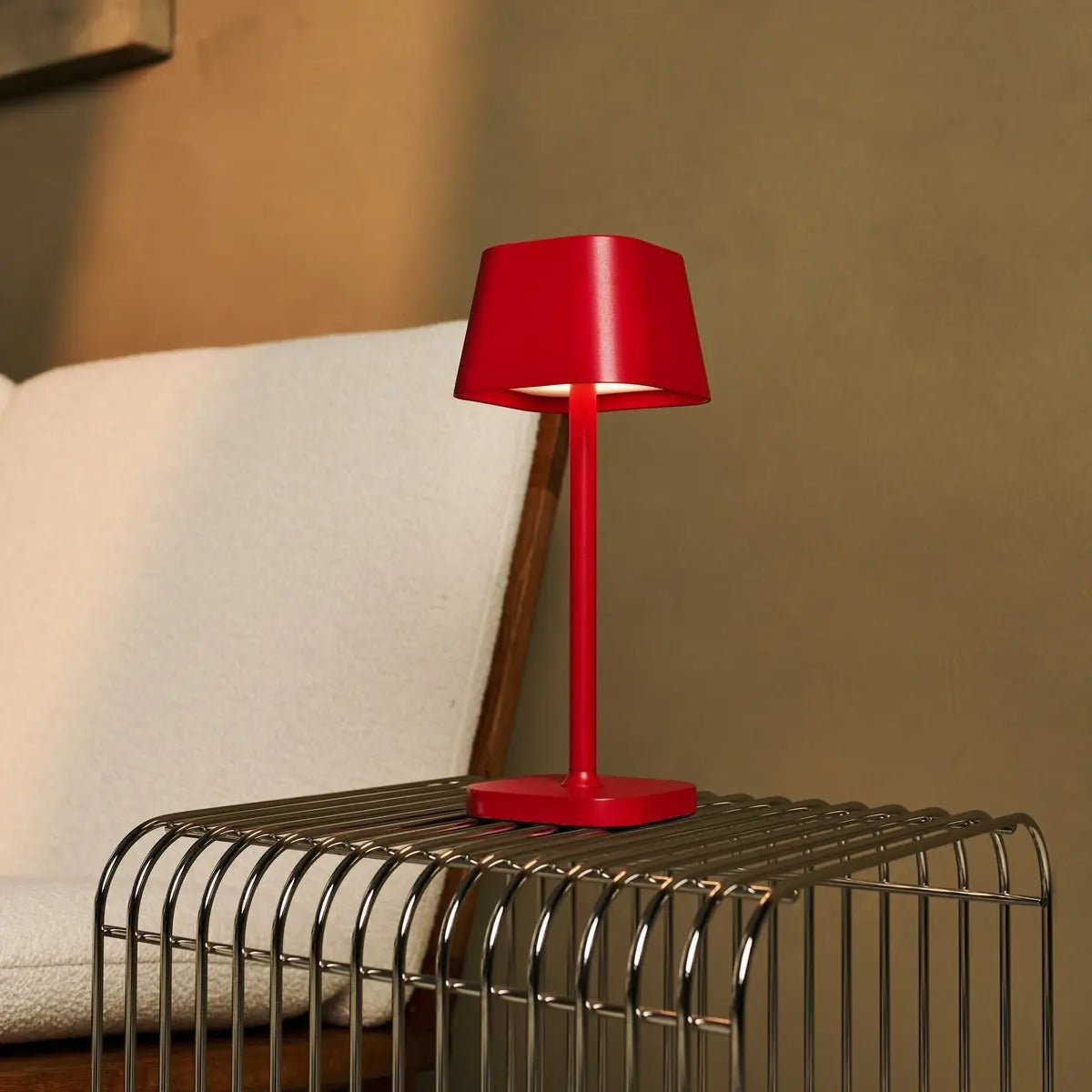 Lámpara de Mesa Recargable Ava Berry Red | Elegante, Inalámbrica y Regulable