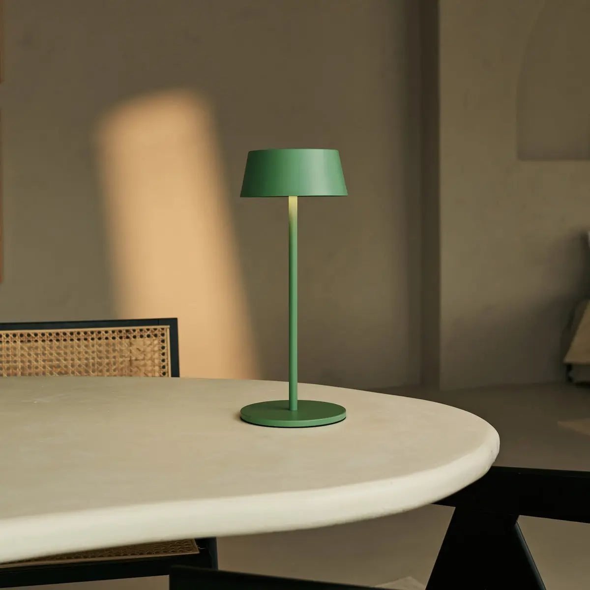 Lampe de table rechargeable Hugo vert sauge | Élégante, Dimmable & Sans fil