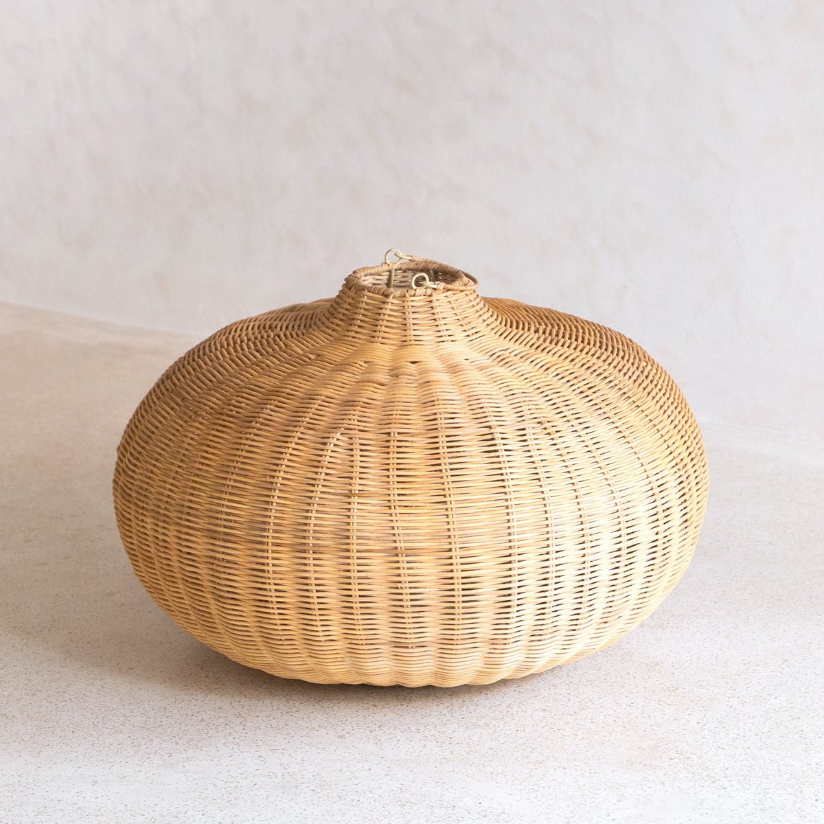 Grand abat-jour en rotin – Luminaire suspendu rond Boho – Lampe hanging en rotin fait main – Abat-jour en fibre naturelle tissée (Ø 56 cm) ANJANI
