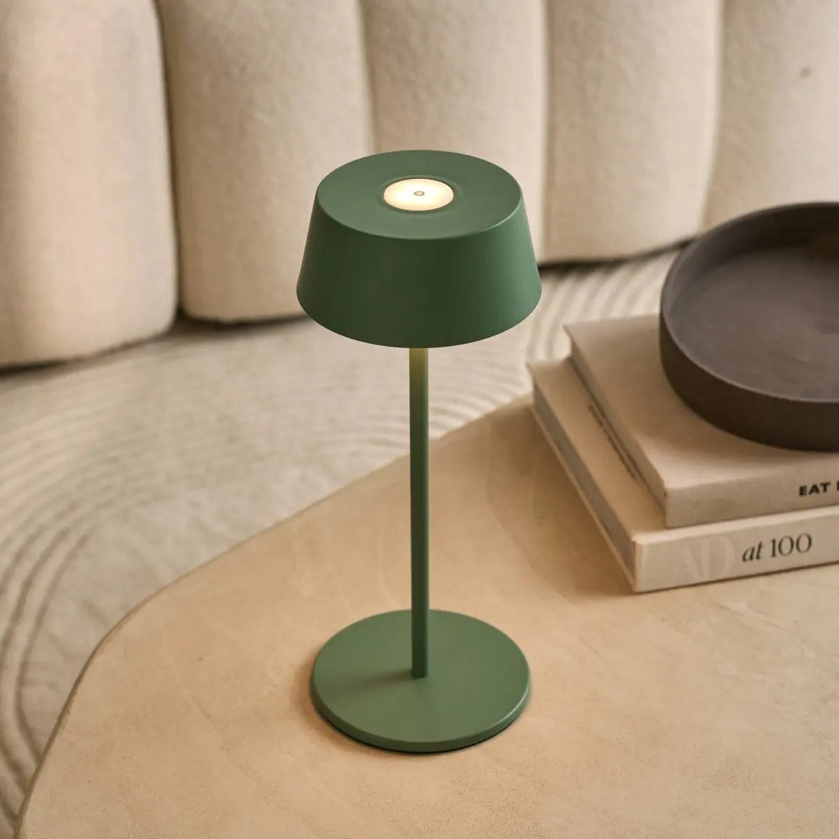 Lampe de table rechargeable Hugo vert sauge | Élégante, Dimmable & Sans fil
