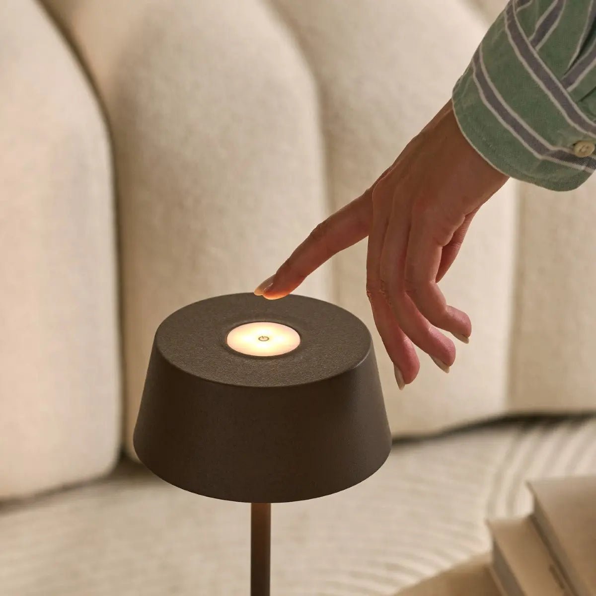 Lampe de table rechargeable Hugo marron moka | Élégante, à intensité variable et sans fil