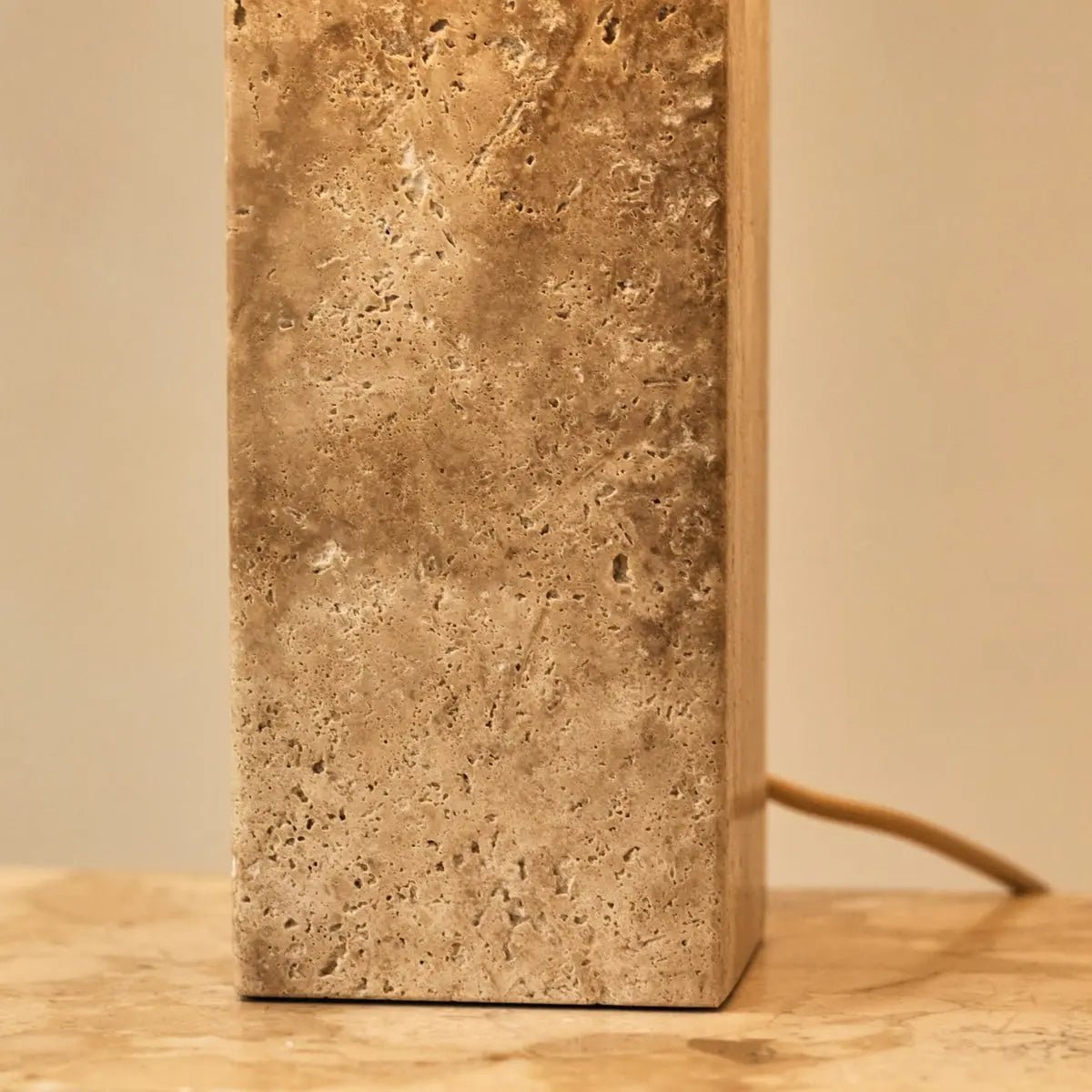 Rosie Travertinlampe | Baumwollschirm & Elegantes Design