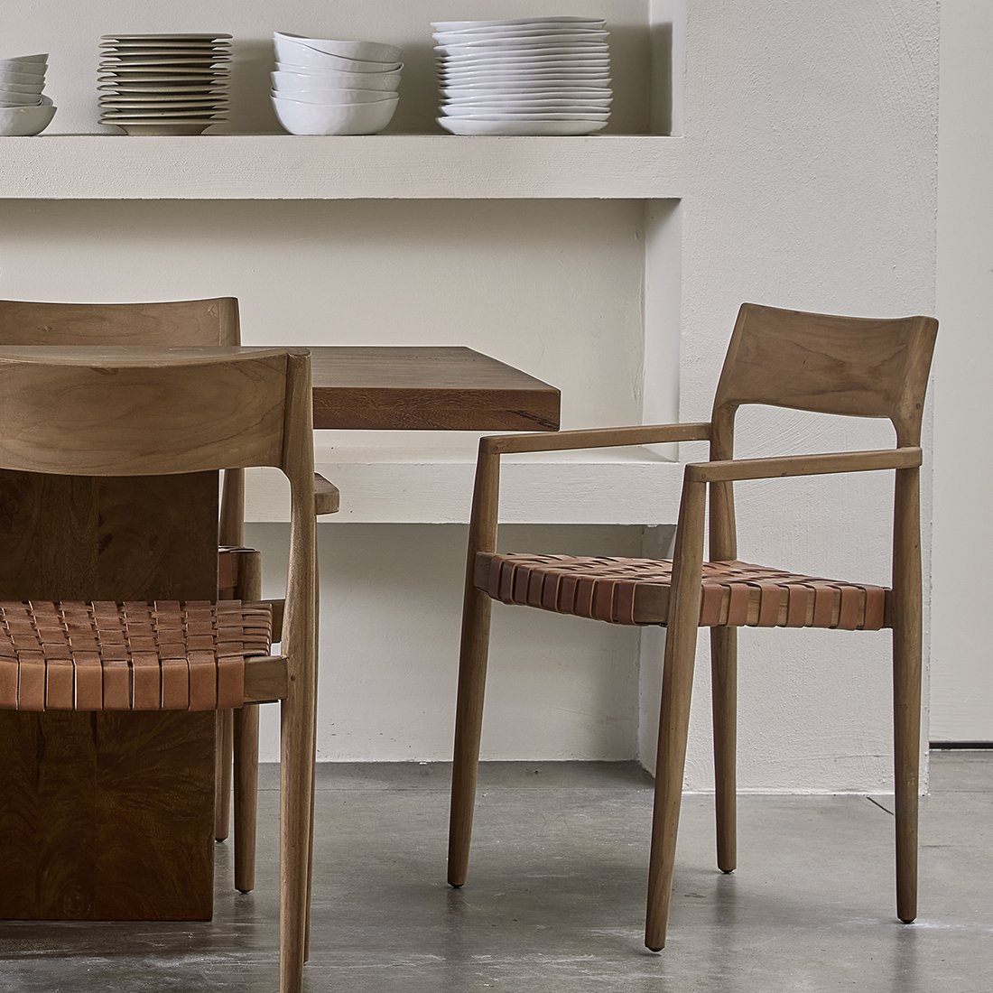 Freya dining room chair with armrest brown
